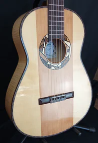 Guitare classique 52 : cèdre, épicéa et érable ondé - Photo #0